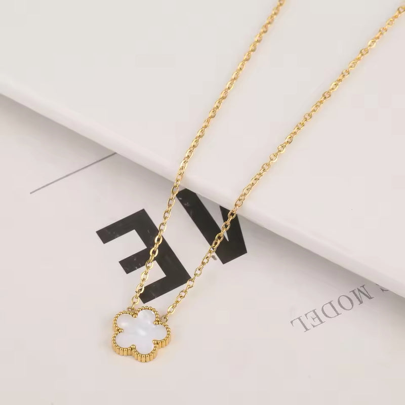 Collar Fortuna – Trébol de Cinco Hojas Blanco con Cadena Dorada